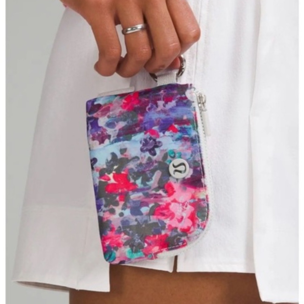 NWT LULULEMON Clippable Card Pouch FLOWER GLIDE MULTI/VAPOR